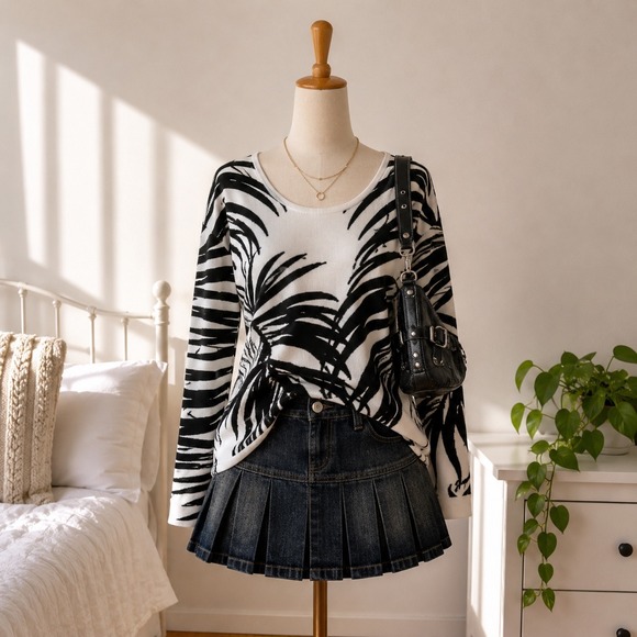 Max Studio Sweaters - Max Studio Palm Leaf Graphic Knit Sweater Womens Large Black White Streetwear